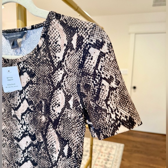 French Connection NWT Snake Print Short Sleeve Elevated Basic Top- Size Small - Picture 4 of 6